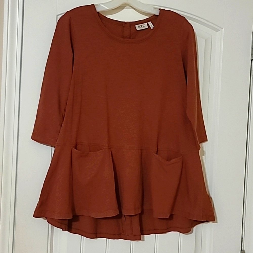 LOGO(Lori Goldstein) size sm.,rust colored top